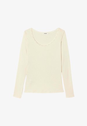 Top long à manches beiges claires avec un décolleté large, orné de délicates bordures en dentelle le long du col et d'une texture côtelée sur l'ensemble.