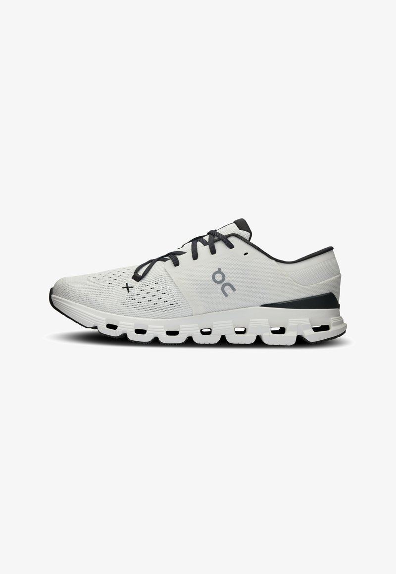 Witte en zwarte sportieve hardloopschoen met een gedempte zool, mesh bovenwerk, zwarte veters en het 'On' logo aan de zijkant.