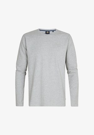 Jasnoszary longsleeve z miękkiej tkaniny, z okrągłym dekoltem i subtelnym detalem logo blisko dekoltu. Gładka faktura.