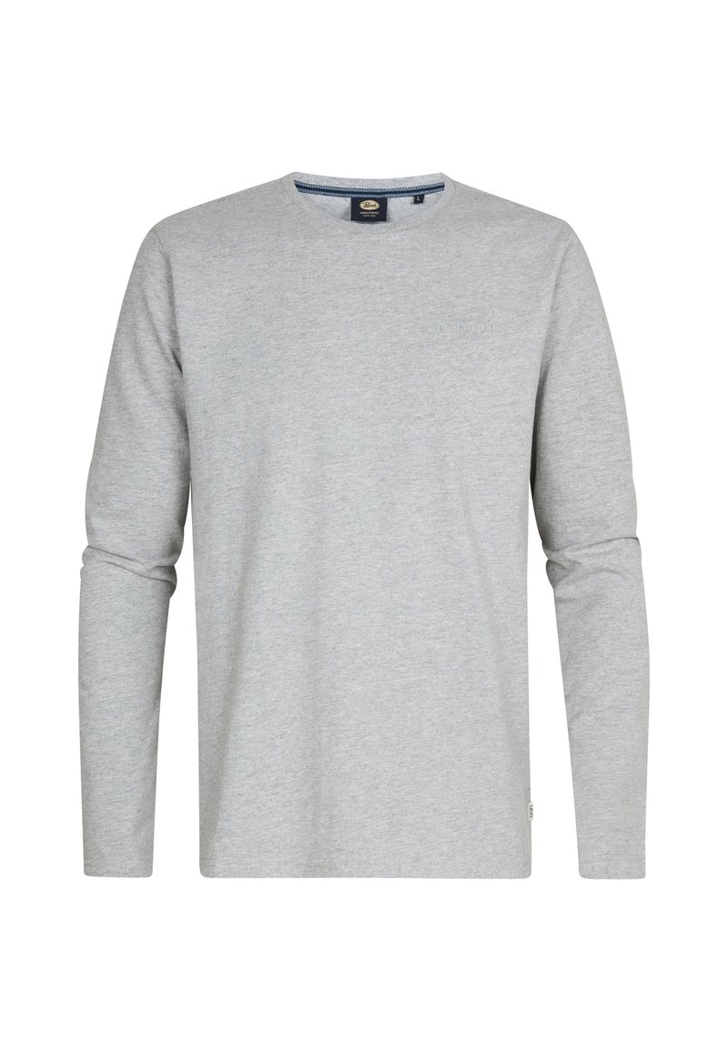 Helles graues Langarm-T-Shirt aus weichem Stoff, mit Rundhalsausschnitt und einem dezenten Logodesign in der Nähe des Ausschnitts. Glatte Textur.