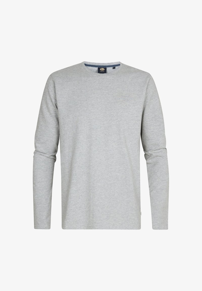 Helles graues Langarm-T-Shirt aus weichem Stoff, mit Rundhalsausschnitt und einem dezenten Logodesign in der Nähe des Ausschnitts. Glatte Textur.