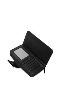Černá kožená peněženka se zipem, obsahující průhlednou kapsu na občanský průkaz a několik slotů na karty, strukturovaný interiér se vzorem cik-cak.