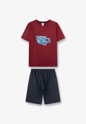 Bordeauxfarbenes Kurzarmhemd mit Haifischgrafik und dem Text "Shark Zone", kombiniert mit marineblauen Shorts mit elastischem Bund.