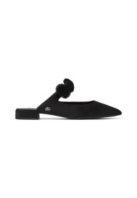 Černé slingback boty s špičatou špičkou, plochým podpatkem a dekorativními černými bambulkami na přední straně. Hladký povrch a minimalistický design.