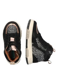 Zwarte hoge sneakers met een gevlekt patroon, gemaakt van suède, met metallic roségouden accenten, zwarte veters en een zijrits. Rubberen zool.
