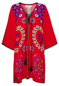 Tunica floreale rossa con scollatura a V, caratterizzata da vivaci motivi viola e rosa, con lacci a nappina e rifinitura con pompon neri su maniche ampie.