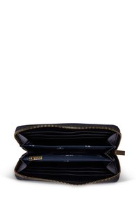 Portafoglio in pelle blu navy con cerniera dorata, dotato di più slot per carte e di un scomparto centrale con zip, foderato con un motivo scuro.
