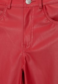 Rode faux leren broek met een gladde textuur, voorkruiszakken, zichtbare stiksels en een metalen knoopsluiting aan de taille.