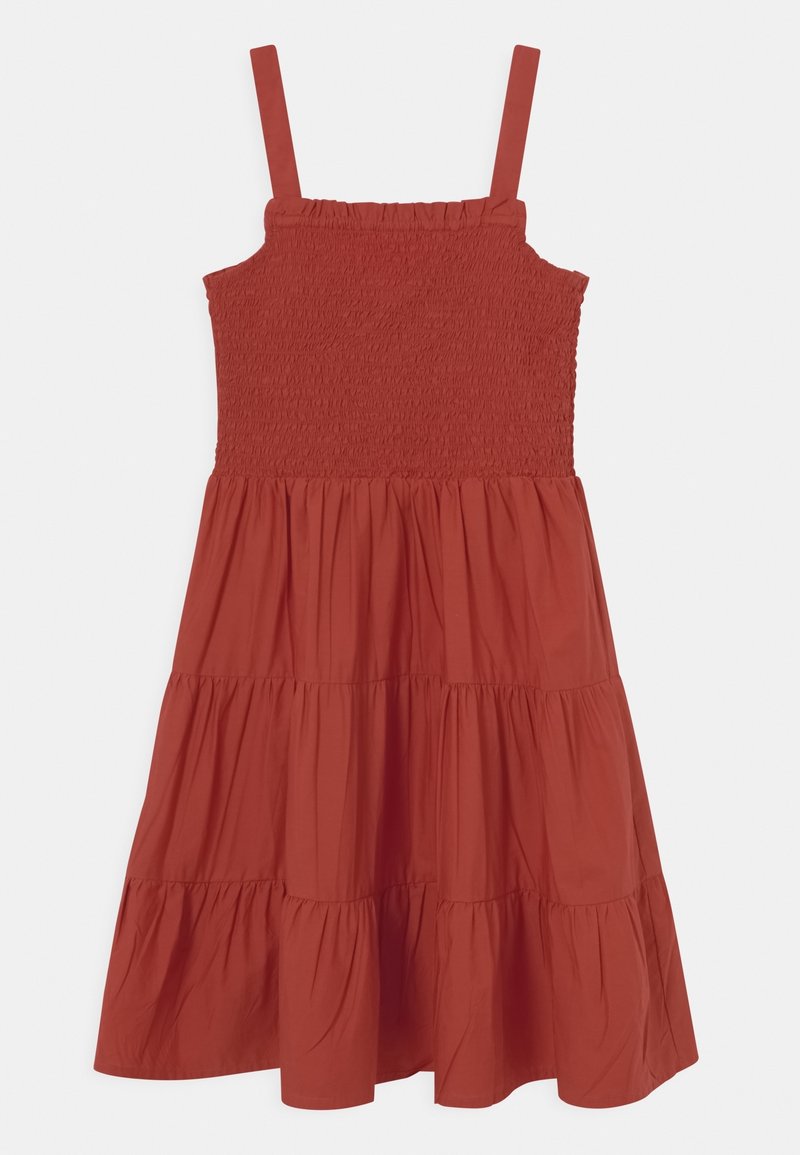 Robe sans manches rouge-orange avec corsage smocké et jupe à étages, avec larges bretelles.