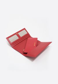 Czerwony skórzany portfel z wieloma przegródkami na karty, dwoma przezroczystymi oknami na identyfikatory oraz zamykaną na zamek kieszonką. Posiada złoty detal z logo.