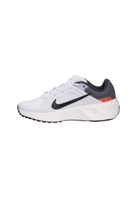 Zapatilla deportiva blanca con una parte superior de malla texturizada, acentos en negro, un logo de swoosh negro y detalles en naranja en el talón, que cuenta con una suela de goma gruesa.