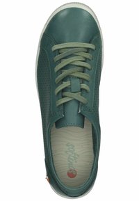 Zielony skórzany but z perforowanymi bokami, okrągłym noskiem i kontrastującymi jasnoskalnymi sznurowadłami. Biała gumowa podeszwa z subtelną teksturą.