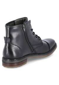 Bota de cuero negro hasta el tobillo con punta redonda, cremallera lateral y parte delantera con cordones. Presenta un interior texturizado, detalles cosidos y un tacón de madera.