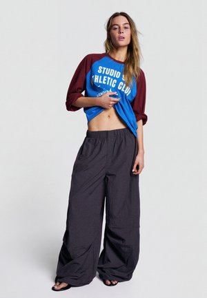 Bershka, TECHNICAL PARACHUTE - TROUSERS - Pantalon classique - dark red