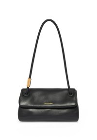 Bolso de hombro de cuero negro con correa larga, cierre de solapa, detalle dorado en la correa y logotipo "TRUSSARDI" en relieve dorado en la parte delantera.