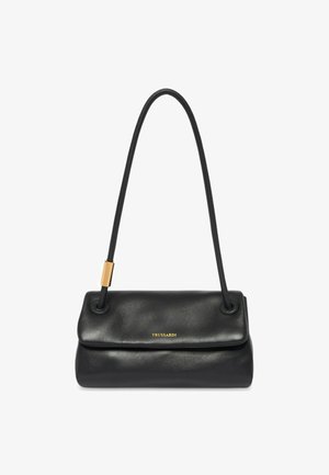 Bolso de hombro de cuero negro con correa larga, cierre de solapa, detalle dorado en la correa y logotipo "TRUSSARDI" en relieve dorado en la parte delantera.