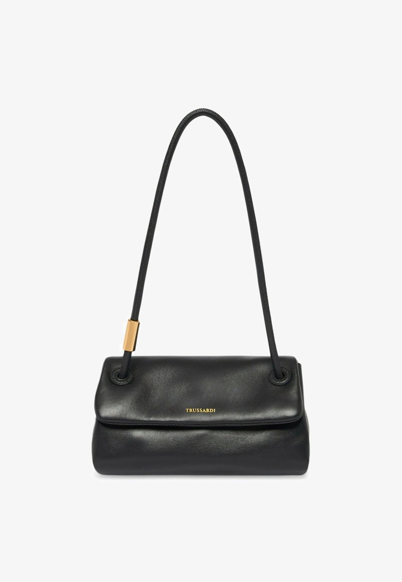 Bolso de hombro de cuero negro con correa larga, cierre de solapa, detalle dorado en la correa y logotipo "TRUSSARDI" en relieve dorado en la parte delantera.