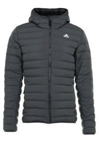 Giacca imbottita con cappuccio in grigio scuro, caratterizzata da cuciture orizzontali, chiusura con zip a tutta lunghezza e un piccolo logo bianco sul lato sinistro del petto. Texture morbida.
