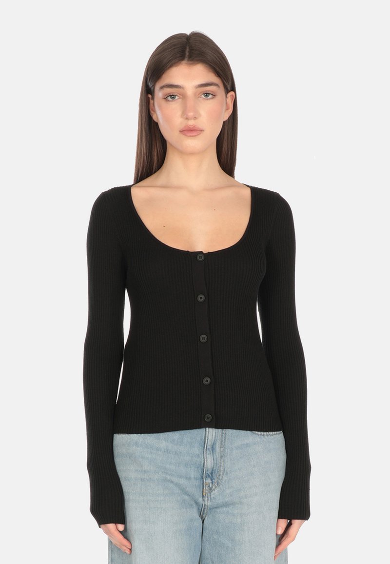 Cardigan lungo a maniche lunghe nero a coste con scollatura a girocollo e sei bottoni neri sul davanti, realizzato in un materiale morbido ed elasticizzato.