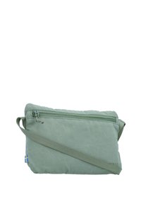 Bolsa crossbody de tecido verde com fecho de zip, apresentando um design plano, alça ajustável e um pequeno detalhe da bandeira sueca.