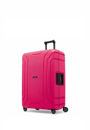 Felroze harde koffer met vier zwarte zwenkwielen, een zwart uitschuifbaar handvat en een zij-combinatieslot.