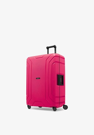 Valigia rigida rosa brillante con quattro ruote nere girevoli, manico telescopico nero esteso e serratura laterale con combinazione.
