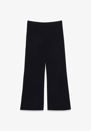 Schwarze, weite Hosen mit hoher Taille und ohne sichtbare Verschlüsse, flach auf weißem Hintergrund liegend dargestellt.