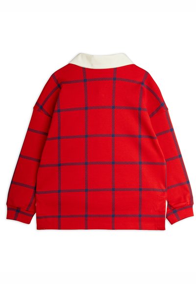 Κόκκινο πουκάμισο με μακριά μανίκια που διαθέτει έναν μεγάλο καρό σχεδιασμό σε μπλε χρώμα. Ο γιακάς είναι λευκός, με άνετη, oversized εφαρμογή και ριμπ μανσέτες.