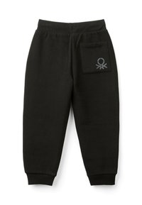 Czarne dresy z miękkiej tkaniny, z ribbowanym pasem i mankietami oraz pojedynczą tylną kieszenią z logo.