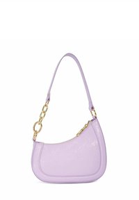 Sac à main en cuir violet avec un design courbé, présentant un accent en chaîne dorée et une fermeture éclair. La surface a une finition légèrement pailletée.