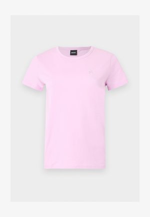 Hele roosa lühikeste varrukatega ümara kaelusega t-särk, millel on vasakul rinnal väike reljeefne logo ja krae sees must silt, millel on kiri "BOSS".