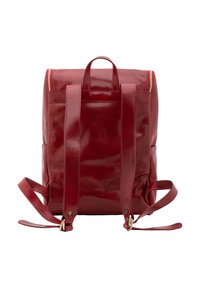 Zaino in pelle rossa con finitura lucida, dotato di due spallacci regolabili, una maniglia superiore e una chiusura con zip sulla parte superiore.