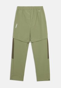 Χακί πράσινο σορτς με άνετη εφαρμογή, διαθέτει ελαστική μέση, πλαϊνές τσέπες και κοντράστ καφέ πάνελ στα πόδια.