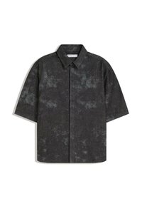 Camicia a maniche corte con bottoni di colore grigio scuro, realizzata in un tessuto testurizzato con un sottile motivo marmorizzato. Presenta un colletto a punta e un orlo dritto.