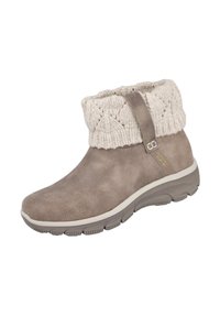 Botín de tobillo taupe sin cordones con puño de punto, suela texturizada y detalle de tira para tirar, diseñado para uso casual.