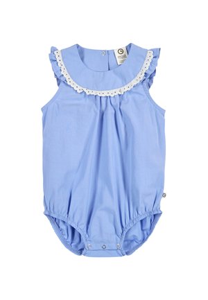 Combinaison sans manches pour bébé de couleur bleu clair avec col à volants bordé de dentelle blanche et boutons-pression à l'entrejambe pour faciliter le changement de couche.