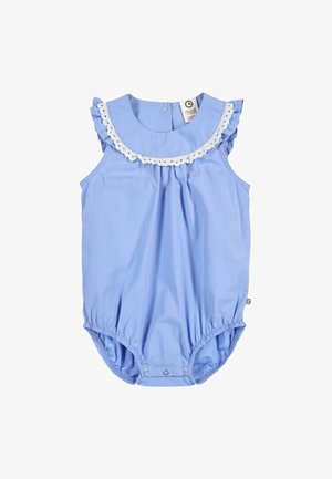 Jasnoniebieski, bezrękawnikowy kombinezon dziecięcy z falbankowym kołnierzykiem ozdobionym białą koronką oraz zatrzaskami w kroku dla łatwej zmiany pieluszki.