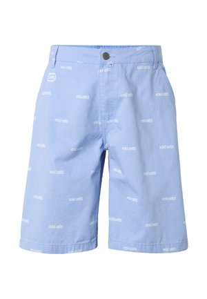 Shorts bleu clair arrivant aux genoux avec fermeture par bouton et logos blancs "eckō unltd." répétés imprimés sur tout le tissu.