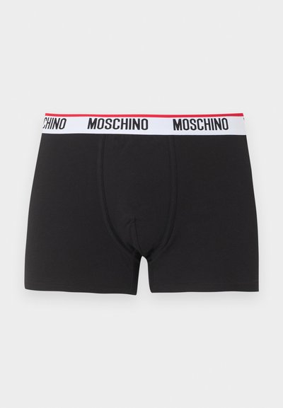 Črni moški boksarji z belim pasom, na katerem je črn napis "MOSCHINO" in tanka rdeča črta na vrhu.
