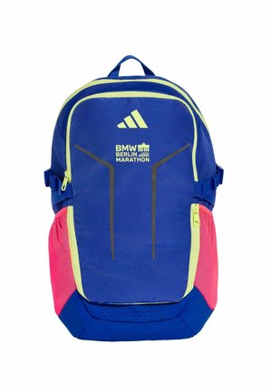 Blauer Adidas-Rucksack mit gelber Umrandung, pinken seitlichen Netz-Taschen und BMW Berlin Marathon-Logo auf der Vorderseite.