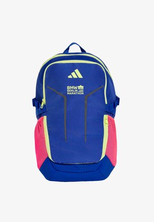 Niebieski plecak Adidas z żółtym obszyciem, różowymi bocznymi siateczkowymi kieszeniami oraz logo BMW Berlin Marathon z przodu.
