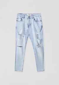 Jean bleu clair délavé avec des détails déchirés sur les cuisses et les genoux, design cinq poches et fermeture par bouton à la taille.