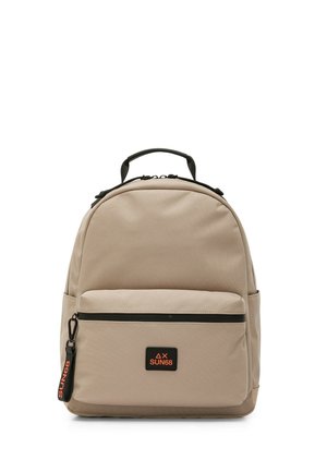 Zaino beige con tasca frontale con zip, patch con logo SUN68 nero e arancione, cerniera nera e maniglia superiore per il trasporto.