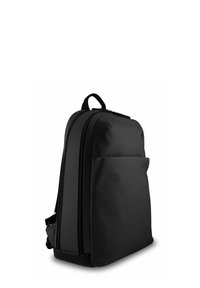 Zaino nero con finitura liscia e opaca. Dispone di un compartimento principale con doppia zip, tasca frontale e pannello posteriore imbottito. Spallacci regolabili.
