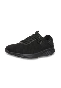 Zapatilla deportiva negra hecha de tela de malla con una superficie texturizada, que presenta cordones, un cuello acolchado y una suela de goma flexible.