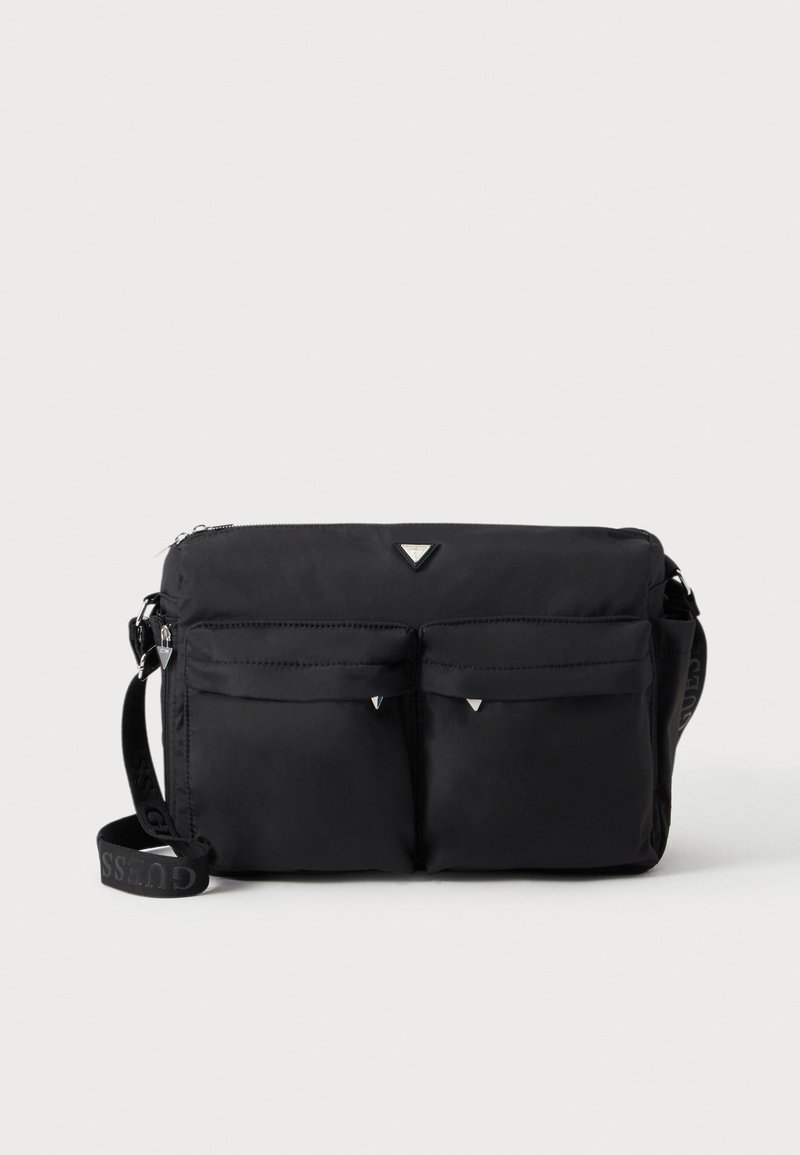 Sac bandoulière noir avec deux poches avant à rabat, accents argentés et une bandoulière réglable avec texte de marque.