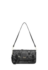 Czarna torebka o teksturowanej powierzchni z wzorem w węża, z klapką zamykaną na złożenie, złotymi elementami metalowymi i odczepianym paskiem na ramię.
