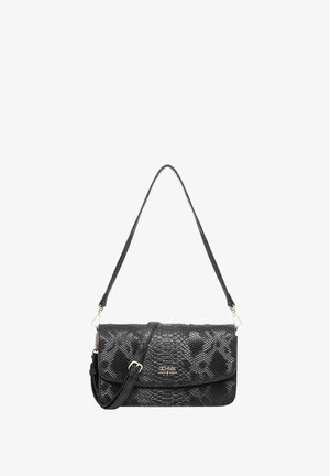 Czarna torebka o teksturowanej powierzchni z wzorem w węża, z klapką zamykaną na złożenie, złotymi elementami metalowymi i odczepianym paskiem na ramię.