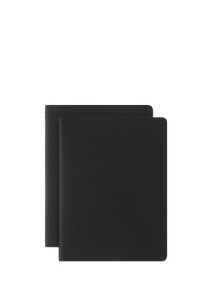 Due quaderni neri chiusi con angoli arrotondati impilati su uno sfondo bianco, che mostrano le copertine frontali e parte del dorso.