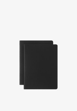 Due quaderni neri chiusi con angoli arrotondati impilati su uno sfondo bianco, che mostrano le copertine frontali e parte del dorso.